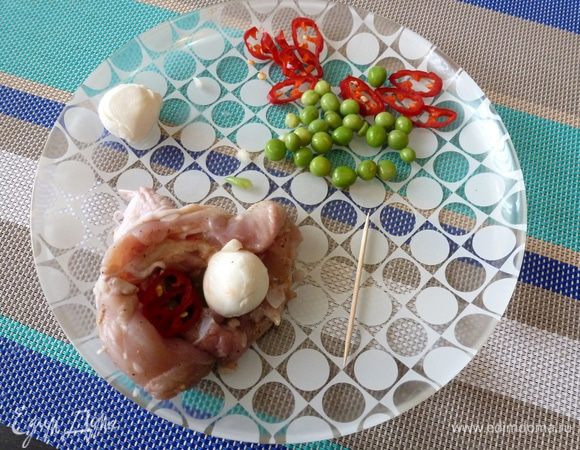 Моцареллу удобнее взять маленькими шариками, но если таковых нет, то разрезать большой шарик на несколько частей. Зеленый горошек отварить несколько минут, если он жесткий. Мягкий и нежный можно оставить так. Фаршируем голени, наполняя полость вместо кости, чайной ложкой горошка, колечками острого перца чили по вкусу и шариком моцареллы. Для фаршировки орехами измельчим их и вместо горошка кладём чайную ложку грецких орехов. Чили и моцарелла обязательны.