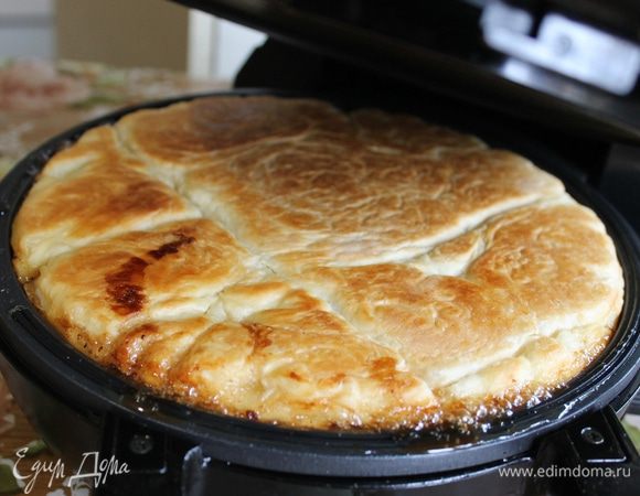 Установите 3 уровень нагрева, накройте крышкой тортильницу и выпекайте пирог до румяной корочки. При этом не следует фиксировать крышку тортильницы, т.к. во время приготовления будет выходить много пара и тесто начнет подниматься. Можно подглядывать, на качестве пирога не отразится.