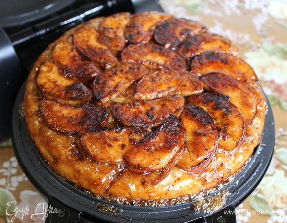 Когда тесто хорошо зарумянится, зафиксируйте крышку с помощью фиксатора и переверните тортильницу на 180°C. У вас на другой половинке будет лежать готовый тарт татен.