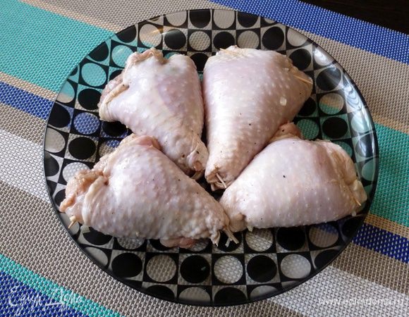 С широкой стороны скрепим края зубочисткой, чтобы начинка не выпадала. Фаршированные куриные голени готовы! Складываем их в контейнер и везем на пикник или на дачу для дальнейшего приготовления.