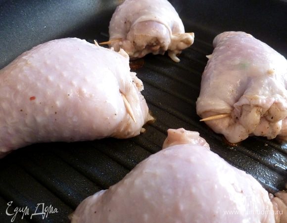 Так как я живу на Ямале, то с солнечными и теплыми денечками у нас проблемы! Еще вчера шел снег!) Поэтому я разогреваю сковороду-гриль и жарю фаршированные куриные голени на ней. Можно в духовке или на простой сковороде.