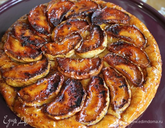 Переложите пирог на блюдо и горячим подавайте к столу.