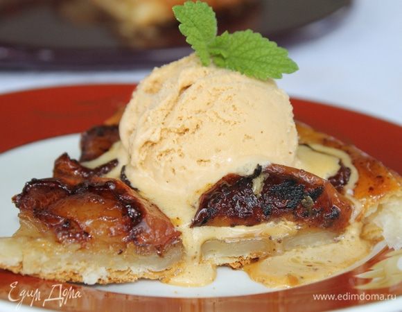 Традиционно подают горячий пирог с шариком прохладного мороженого крем-брюле или ванильного пломбира.