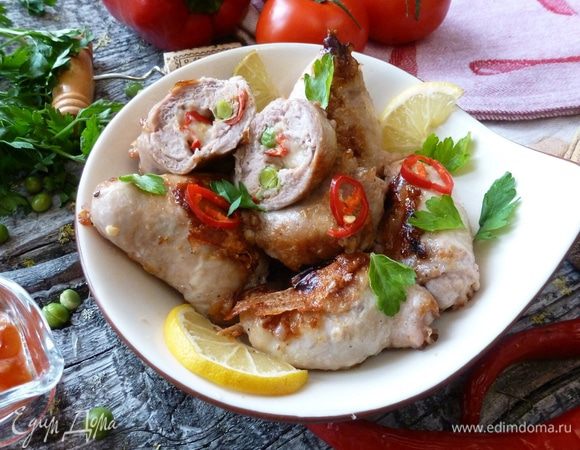 Фаршированные куриные голени готовы. Подаем с пылу-жару с любимым соусом, с зеленью, с овощным салатом! А на углях, на решетке они получатся еще вкуснее! Угощайтесь!