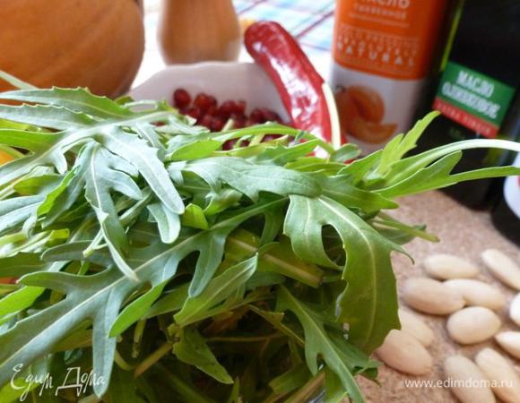 Подготовим продукты для салата. Руколу помоем и обсушим. Гранат почистим и разберем на зерна. Миндаль подсушим на сухой сковороде или в микроволновке.