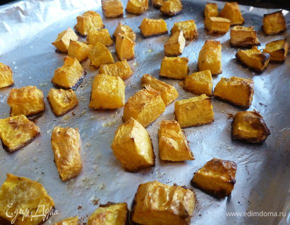 Тыкву почистим и нарежем на кусочки. Сбрызнем оливковым маслом, поперчим и запечем в духовке при температуре 200°C до готовности и золотистых бочков.