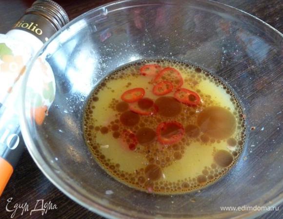 Приготовим заправку для салата из апельсинового сока, лимонного сока, тыквенного масла от Biolio, соли и перца.