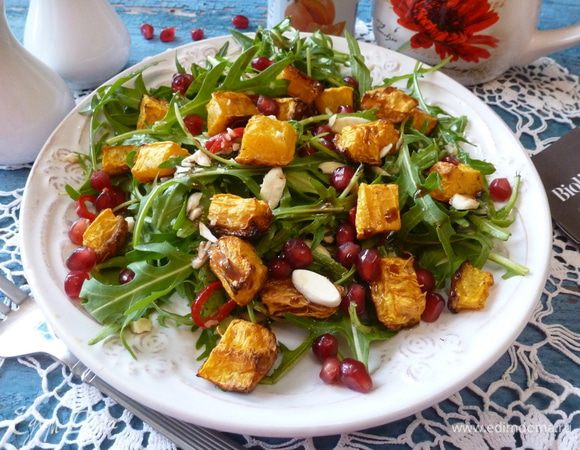 На тарелку выкладываем салат, сверху — запеченную тыкву. Добавим крупинки морской соли и несколько капель крем-бальзамика. Салат готов!