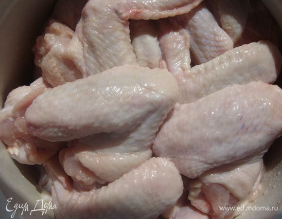 Крылья промыть и сложить в кастрюлю.