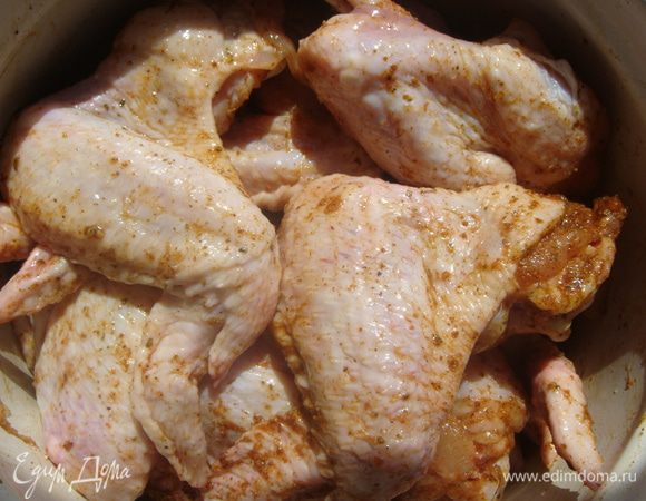 Посолить, поперчить, добавить приправу для курицы гриль и тщательно перемешать.