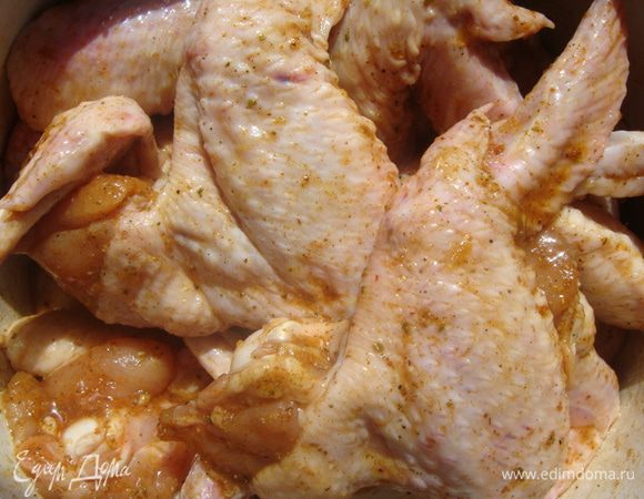 Залить крылья маринадом, перемешать и убрать в холодильник на 3 часа. 