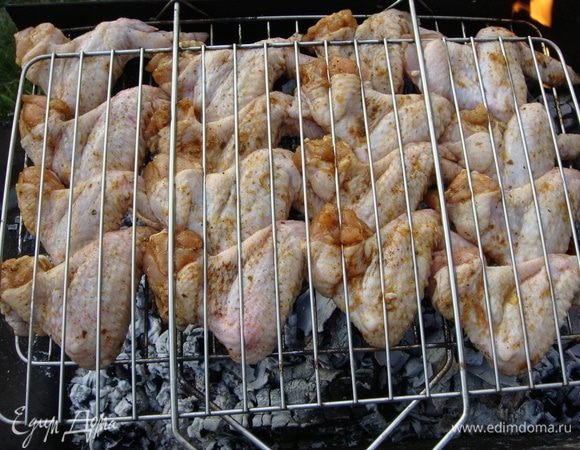 Выкладываем крылышки на решетку.