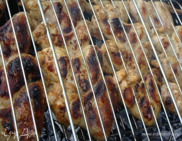 Жарим постоянно переворачивая решетку. Из-за присутствия меда в маринаде, корочка на выступающих частях быстро темнеет, но при этом не горчит, поэтому пусть Вас не смущает излишняя загорелость крылышек.