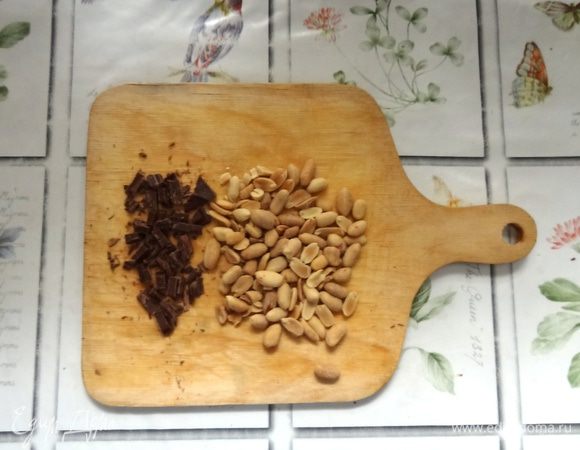 Порубить шоколад и арахис.
