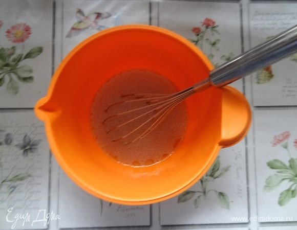 Смешать венчиком пиво, масло и сахар.
