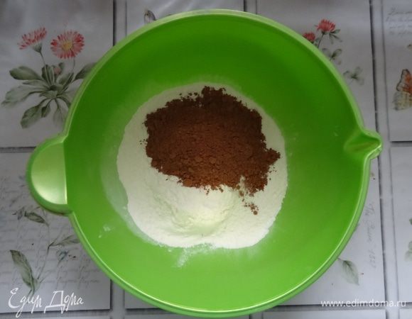 Отдельно перемешать муку, какао, ванилин и разрыхлитель.
