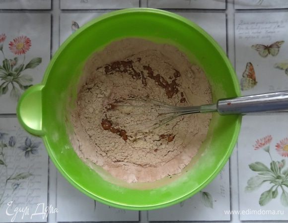 Соединить жидкие и сухие ингредиенты, добавить шоколад, половину арахиса и перемешать.
