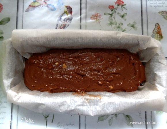 Форму застелить бумагой для выпечки, вылить тесто. 
Выпекать в заранее разогретой духовке при 180°С 35-40 минут. 

