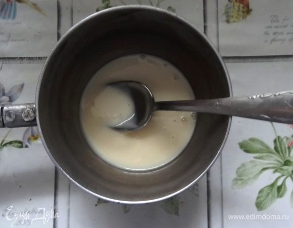 Смешать все ингредиенты для глазури, довести до кипения на маленьком огне. Потомить 3 минуты, снять с огня, дать немного остыть.


