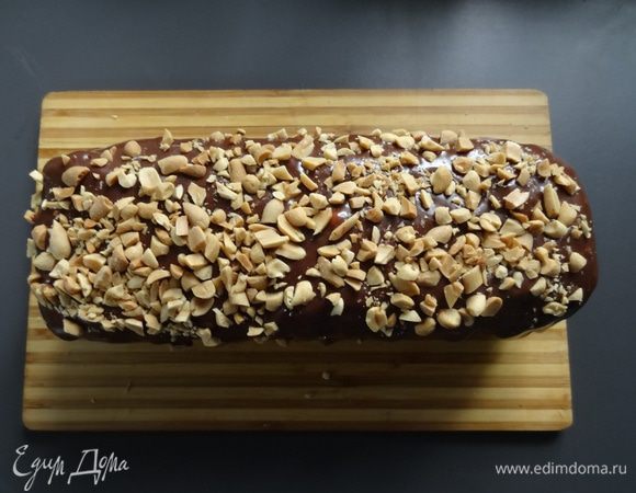 Остывший пирог извлечь из формы. Полить глазурью. Щедро посыпать арахисом.