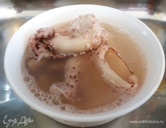 Кальмаров помоем, удалим хитиновую пластину и зальем кипятком, чтобы шкурка лучше счистилась.