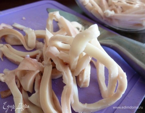 Нарежем кальмары соломкой.
