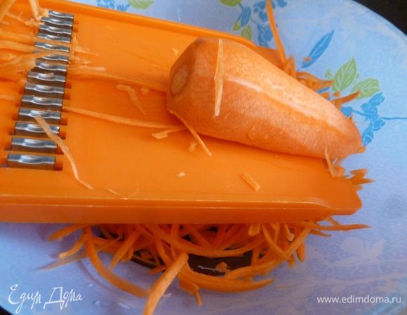 Морковь почистим и натрем на терке для корейских салатов.
