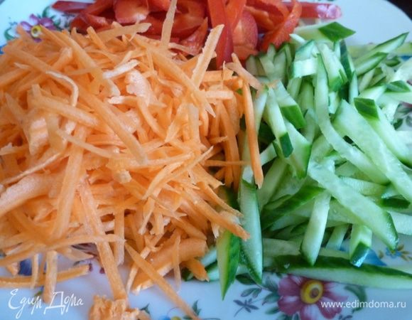 Нарежем соломкой свежий огурец и сладкий перец.
