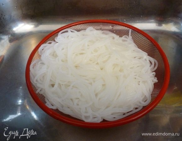 Приготовим фунчозу, ориентируясь на инструкцию на упаковке. Промоем холодной водой. Для удобства употребления я ее нарезаю ножницами на удобные кусочки.