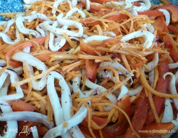 К морковке добавляем нарезанные кальмары и сладкий перец. Готовим  еще 1 минуту.