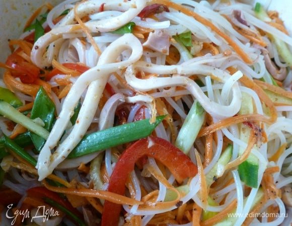 Смешиваем фунчозу, кальмары, огурцы, зеленый лук, кинзу,  выдавим чеснок в салат, вольем уксус. Приправим ароматным чесночным маслом от Biolio. Аккуратно перемешаем. Попробуем на вкус, возможно, нужно досолить.