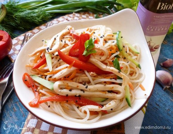 Фунчоза готова. Посыплем кунжутом. Подаем как основное блюдо на ужин или как салат на праздничный стол.