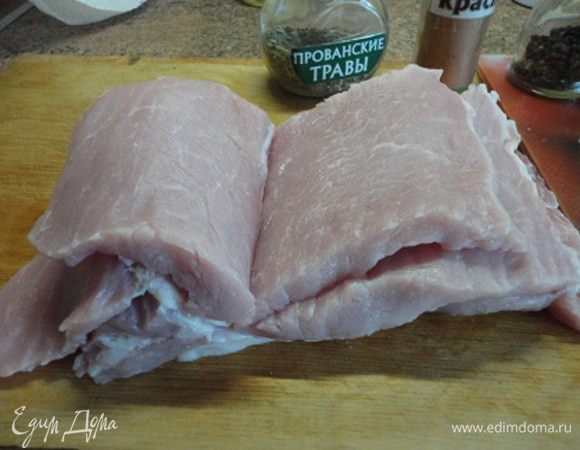 Все указанные ингредиенты условны - все выбираете по своему вкусу. На этот раз у меня был кусочек карбоната. Разрезаем его на странички «книжечкой». Так удобнее любимые пряности поместить внутрь мяса. 