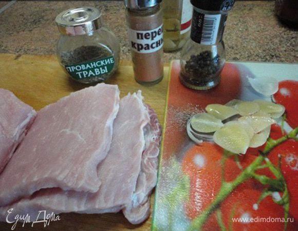 Чеснок нарезаем тоненькими пластинками. А специи я взяла такие — классический набор. Можно было бы розмарин, но я единственный его любитель в нашей семье. А поскольку мясо ем совсем мало, поэтому учитываю интересы большинства.
