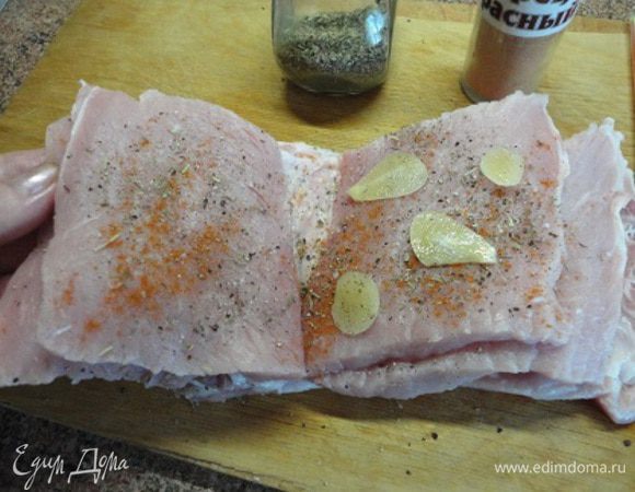 Приступаем к «написанию романа» — промазываем каждую страничку специями и прокладываем чесноком.