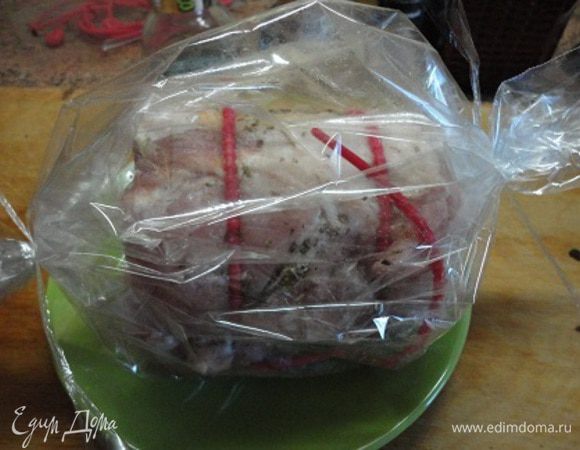 Укладываем в рукав для запекания и отправляем мариноваться в холодильник. Я обычно оставляю на несколько часов. Перед запеканием достаем из холодильника на минимум на 30 минут, а лучше на час. Ставлю в холодную духовку. Температура 200°C. Одного часа достаточно. После выключения нагрева оставляю в духовке до полного остывания.