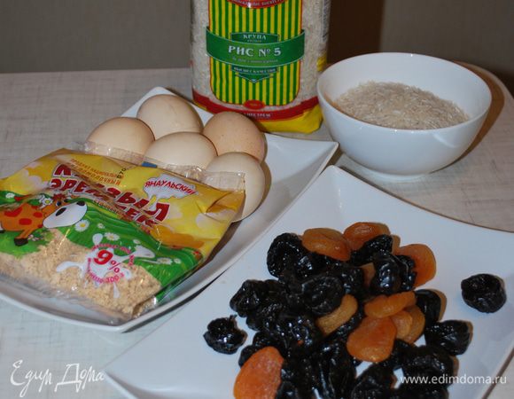 Готовим все для начинки. Рис и яйца отвариваем.