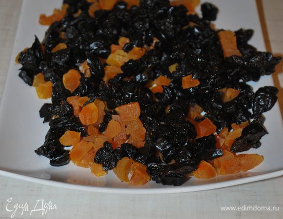 Курагу и чернослив моем и замачиваем, нарезаем для начинки. В Губадию добавляют и изюм, у меня только чернослив и курага. 