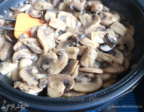 Шампиньоны помыть, обсушить. Лук почистить, нарезать, обжарить на глубокой сковороде тортиллы с 1 ст. л. оливкового масла 3 минуты. Грибы нарезать пластинками, поместить к луку на 15 минут. Во время обжаривания посолить. Положение тортиллы открытое, уровень по шкале температуры — 3. Изредка помешивать силиконовой лопаткой. Необходимо не только термически обработать грибы, но и выпарить жидкость, содержащуюся в них. Снять грибы с луком со сковороды. Сковороду протереть. 