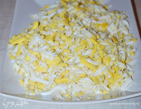 Пять яиц натираем на терке.