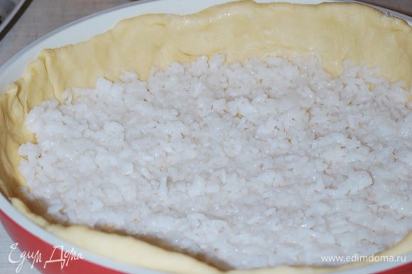 Первый слой — тонкий слой риса.