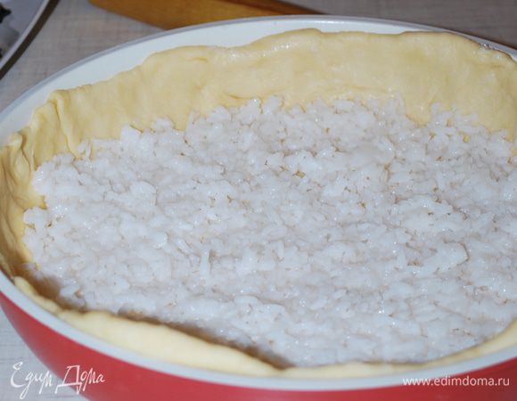 Первый слой — тонкий слой риса.