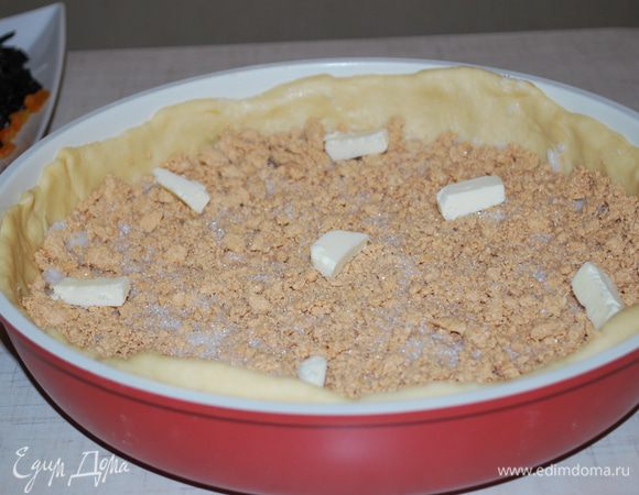 Второй слой — красный творог эремсек, на творог кладем кусочки масла и посыпаем  сахаром.