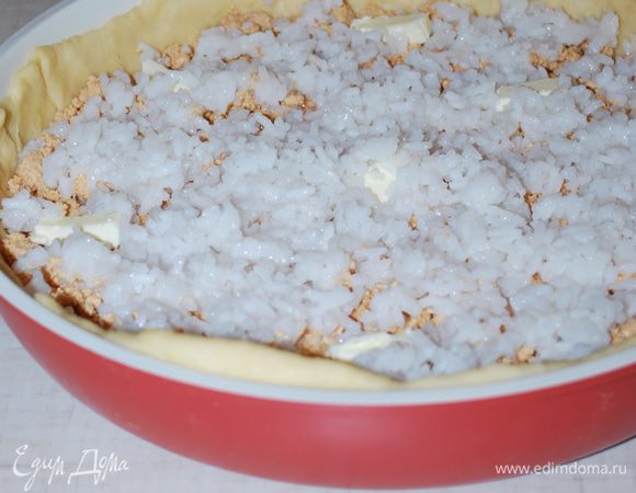 Третий слой — опять тонкий слой отварного риса.