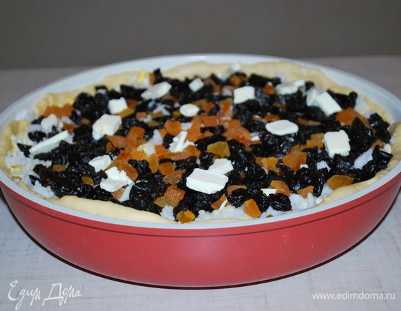 Шестой слой — курага и чернослив, сверху кусочки масла.