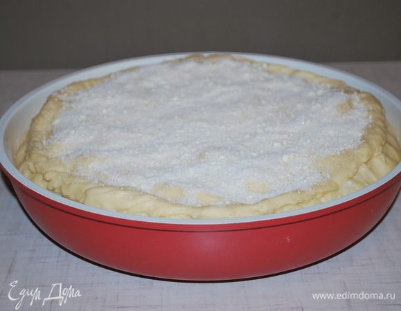 Закрываем пирог и посыпаем крошкой: мука, сахар и масло. Выпекаем в разогретой духовке при 170°C примерно 45–50 минут.