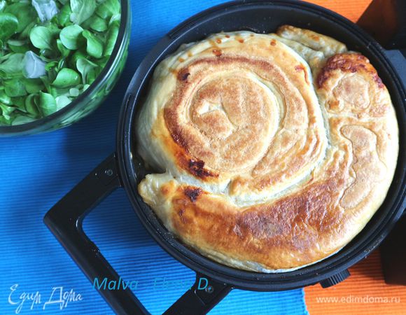 Глубокую и мелкую сковороду смазать маслом, положить бумагу для выпечки, прикрыв дно глубокой сковороды. Расположить улитку на бумаге, смазать кисточкой желтком, включить 4 уровень, соответствующий в закрытом положении 200°C , время определить 20 минут, закрыть крышку. Через 20 минут открыть крышку — дать выход пару, сразу закрыть на защелку, перевернуть, открыть защелку и дать постоять пирогу на мелкой сковороде минуты 2, затем снова перевернуть и выпекать еще 13 минут. Общее время выпечки — 35 минут. Приятный мелодичный звоночек предупредит вас об окончании выпечки. Дать минуту постоять в выключенном состоянии с закрытой крышкой, открыть, и еще дать немного постоять.