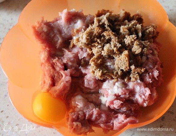 В фарш добавить яйцо и хлеб, размоченный в воде. Перемешать. Затем добавить лук и чеснок, мелко нарезанные, и перец. Если нужно, посолить. Перемешать и отставить в сторону.

