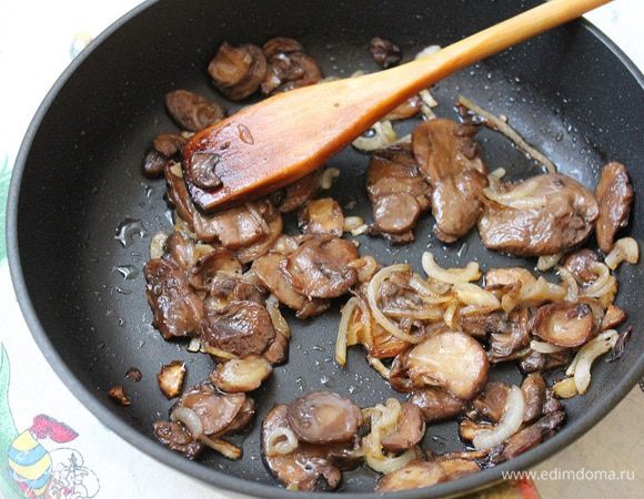 Для начинки №1: обжарить грибы с луком до золотистого цвета, посолить и поперчить. Остудить.
