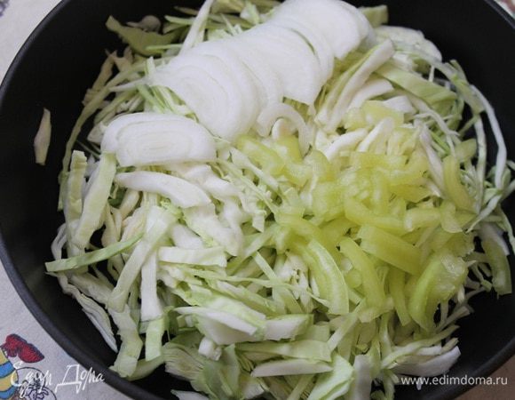 Для начинки № 2: нашинковать капусту, лук нарезать полукольцами, перец соломкой. Обжаривать до слегка золотистого цвета.